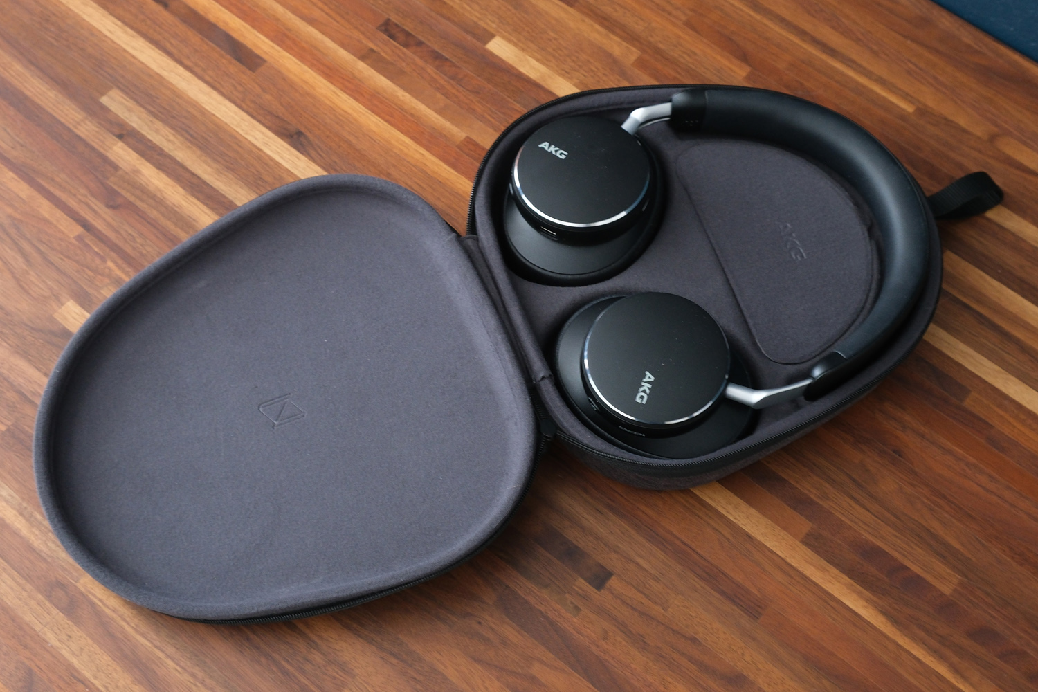 AKG N9 Hybrid review in case